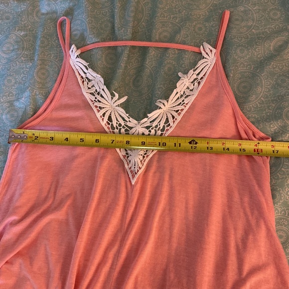 V-neck floral trim tank top - Picture 4 of 8